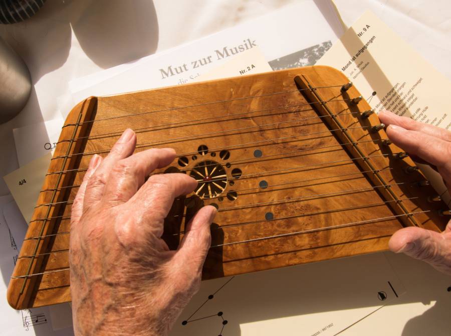 Tischharfe spielen in jedem Alter – Musik für Generationen Tischharfe spielen in jedem Alter - Musik für Generationen
